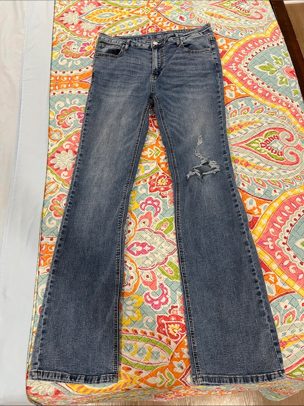 SHEIN Dark Wash Flared Jeans with Knee Distress